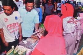 Pj Gubernur Sulsel pantau pasar murah di Bone