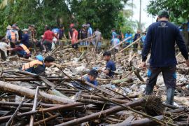 Petugas bersihkan sungai atasi banjir di Desa Masiraan HST
