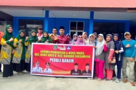 Menggalang dana untuk korban banjir di Siak Kecil