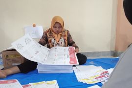 KPU Solok Selatan libatkan 115 warga lipat surat suara