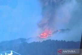 Gunung Marapi Sumatera Barat kembali erupsi lontarkan batu api