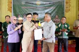 Bupati Tana Tidung Menyerahkan Surat Keputusan Calon Lahan Perkebunan Sawit