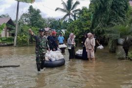 TNI AD salurkan bantuan bagi warga terdampak banjir di Desa Masiraan HST