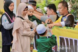 Relawan bagikan nasi bungkus ke jamaah Haul Guru Sekumpul di Martapura