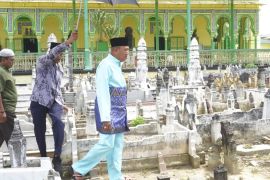 Plt Bupati Langkat ziarah ke makam Pahlawan Nasional Tengku Amir Hamzah