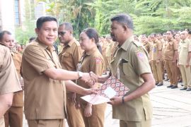 1.600 tenaga kontak Pemkot Ambon Terima SK perpanjangan masa kerja