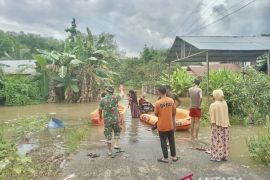 Anggota Koramil 1001-01/Juai bantu warga binaan hadapi banjir