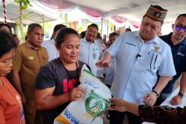 Minister distributes rice assistance to residents in Labuan Bajo