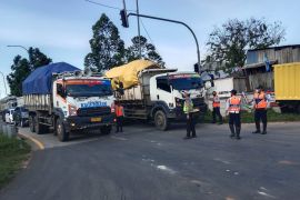 Tim gabungan amankan 58 truk tanah salahi aturan jam operasional