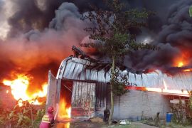 Damkar Tulungagung cegah kebakaran toko plastik merambat ke permukiman