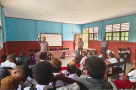 Polres Jayapura beri motivasi belajar bagi siswa SD Besum