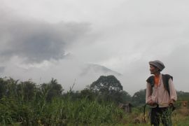 PVMBG terbangkan thermal drone pantau kawah puncak marapi
