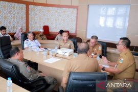 Sekda Mie Go pimpin rapat penataan pasar kampung Melayu