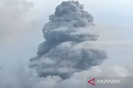 Gunung Dukono meletus, lontarkan abu vulkanik 1,7 kilometer