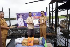 Pemkab HST serahkan dokumen kependudukan korban kebakaran rumah