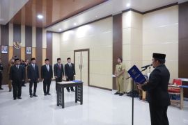 Pj Bupati Aceh Besar lantik komisioner KIP