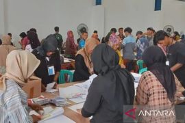 Warga Bekasi antusias jalankan tugas sortir dan lipat surat suara pemilu 2024