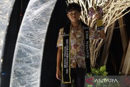 Pelajar Surabaya bawa tiga piala kompetisi "fashion show" di Thailand