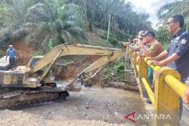 Antisipasi banjir ke pemukiman warga, Dinas PU Palas normalisasi 6 aliran sungai
