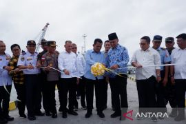 Gubernur Ansar resmikan penggunaan pelabuhan pengumpan di Natuna