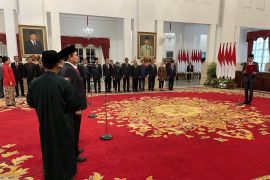 Presiden Jokowi  lantik anggota KPPU di Istana Negara