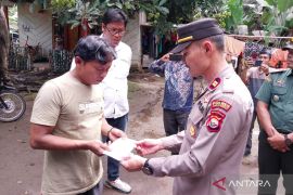 Polres Mukomuko bantu warga yang rumahnya tersambar petir