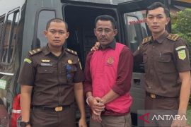 Kejari Inhu tahan Kades tersangka korupsi APBDes Tanjung Sari