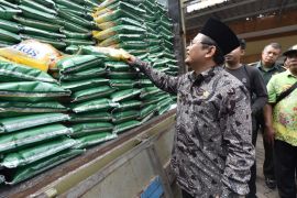 Pemkab Pasuruan bareng Bulog gelar operasi pasar jaga stabilitas harga