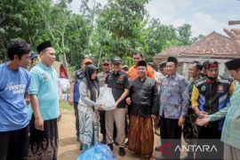 Pemkab Pamekasan salurkan bantuan pada korban angin kencang