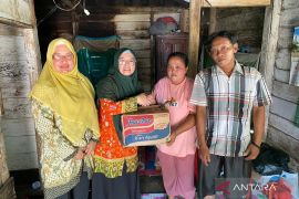 Mukomuko salurkan bantuan bagi warga yang rumahnya tersambar petir