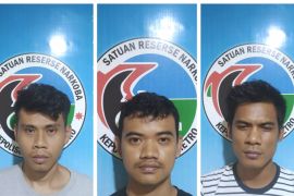 Satresnarkoba Polres Metro bekuk tiga orang pengedar ganja dan sabu