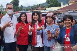 Sihar Sitorus salurkan program bantuan di 83 kecamatan se Sumut II selama 4 tahun