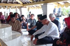 Ganjar Pranowo berziarah ke makam Bathara Katong saat kampanye  di Ponorogo