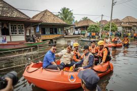 Gubernur Fatoni dan Bupati Apriyadi salurkan bantuan di Lais Muba