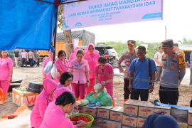 Berikan bantuan ke korban banjir, Kapolres Rohil dan istri sosialisasikan pemilu damai