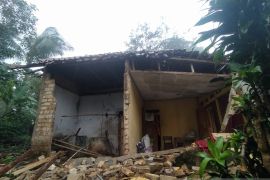 Rumah seorang warga Sukabumi ambruk diterjang angin