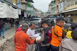 Polda Jambi bagikan ratusan nasi bungkus ke warga