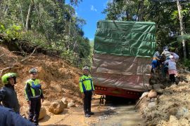 Sisa material longsor timbulkan kemacetan parah di jalan lintas Liwa-Krui