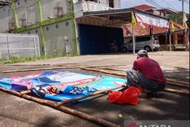 Tukang pasang spanduk dan baliho ketiban rezeki jelang pemilu