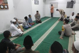 Melalui salat magrib berjamaah,  Polsek Tanah Putih Tanjung Melawan sampaikan pesan pemilu damai