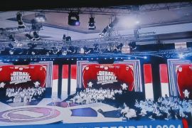 Tiga pasangan capres-cawapres bersapa hangat di awal debat