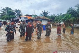 Kodim 0401/Musi Banyuasin bantu korban  banjir di Sanga Desa
