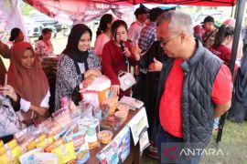 Bupati Luwu Timur tinjau pasar murah peringati HUT ke-756 Luwu