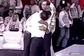 Anies peluk Cak Imin dua kali usai debat Cawapres Pilpres