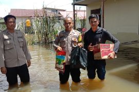 Korban Banjir Desa Mungguk dapat paket sembako Kapolres Sekadau