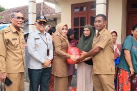 Pemkab Mojokerto serahkan bantuan kepada warga terdampak banjir