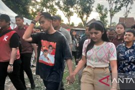 Warga antre berfoto dengan Kaesang saat kampanye akbar di Kediri