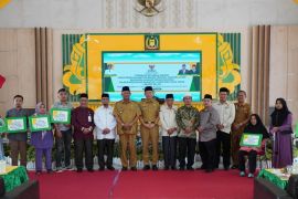 Plt Bupati Langkat distribusikan hasil pengumpulan zakat baznas kepada warga