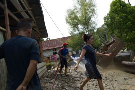 Pemadam bantu bersihkan rumah terdampak banjir di Kolaka Page 1 Small