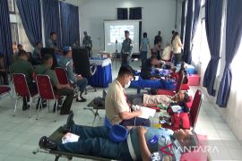 Lanal Kendari kumpulkan 200 kantong dalam aksi donor darah